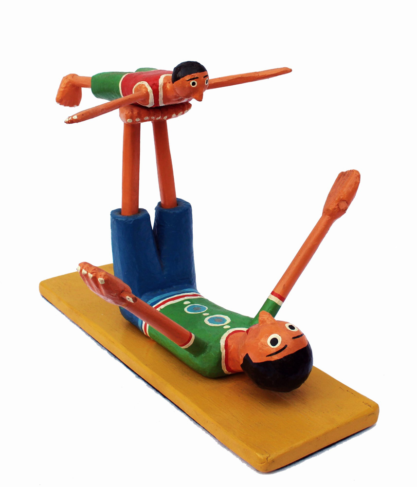dos que pedalam, se equilibram e agitam